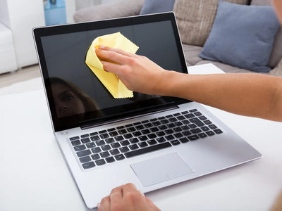 Seguí estos trucos para limpiar la pantalla de tu laptop y dejarla como nueva sin rayarla