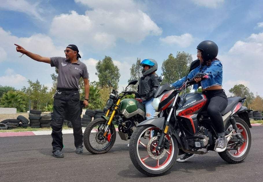 Los menores de edad tienen prohibido conducir motocicletas en la ciudad. Si incumplen esta regla, los padres o tutores deberán pagar la multa