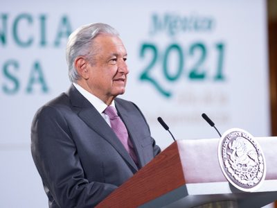 AMLO critica autogobierno en normales rurales; propone entrega de recursos directa