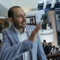 Marko Cortés califica de "farsa" el proceso de Morena; AMLO quiere ser "el rey tras el trono", acusa