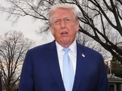 Trump amenaza con desplegar al ICE en aeropuertos desde el lunes si no hay acuerdo con demócratas