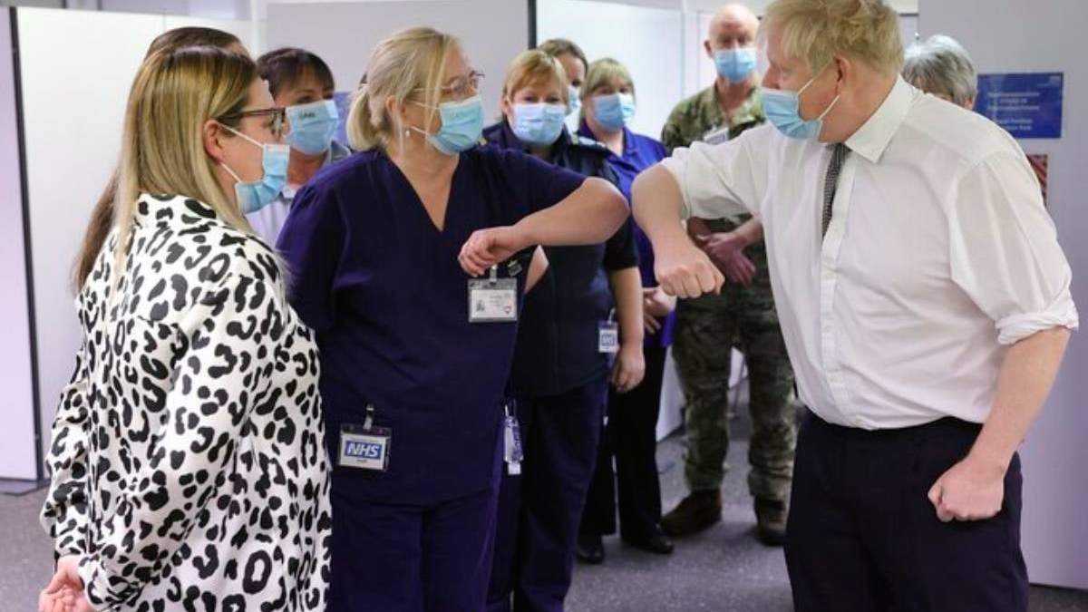 El primer ministro británico, Boris Johnson con personal de salud