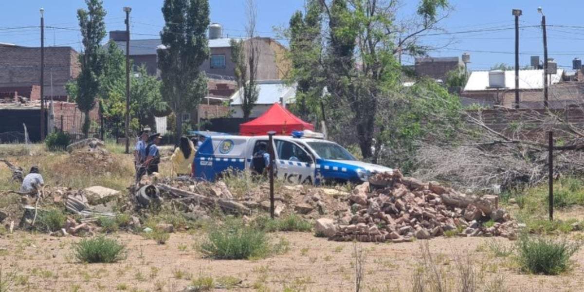 Efectivos policiales en el lugar del hallazgo. Fuente: (Cutral Co al Instante)