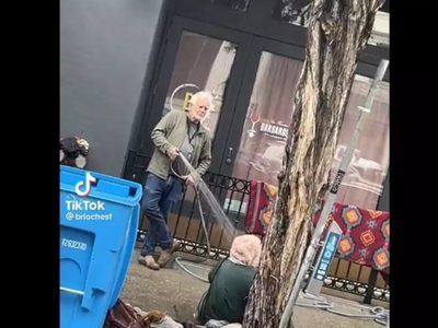 Dueño de galería de arte es investigado por rociar con agua a una mujer sin hogar (Video)