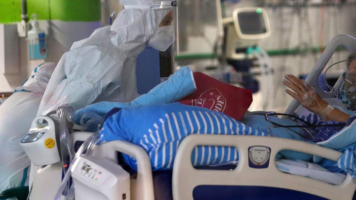 Personal médico en la unidad de terapia intensiva. Fuente: (Twitter)