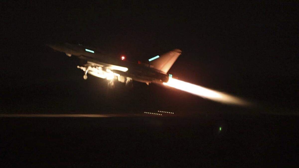 Un caza Typhoon de la Real Fuerza Aérea mientras despega de la base de la Real Fuerza Aérea de Akrotiri, Chipre, para una misión contra blancos en Yemen, el 11 de enero