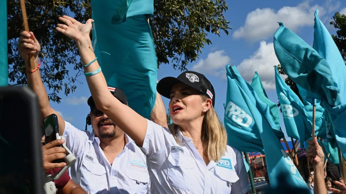 La candidata presidencial costarricense Laura Fernández saluda a sus partidarios durante un mitin de campaña en San José, Costa Rica, el sábado 24 de enero de 2026