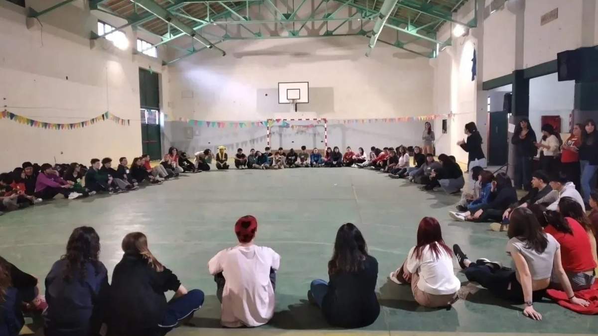 Jóvenes en una charla contra el bullying. Fuente: (Facebook).