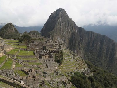 Turistas afectados por bloqueos de vía férrea hacia Machu Picchu en el sur de Perú