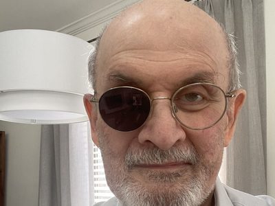 Reaparece Salman Rushdie, escritor condenado a muerte por Irán, después del atentado que sufrió en Nueva York