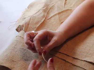 Si tenés retazos de tela arpillera, no los tires: creá estos divinos portacubiertos para tu mesa de Navidad