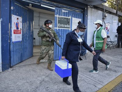 Desinfectan, limpian y recolectan residuos en 70 unidades de vacunación de la CDMX