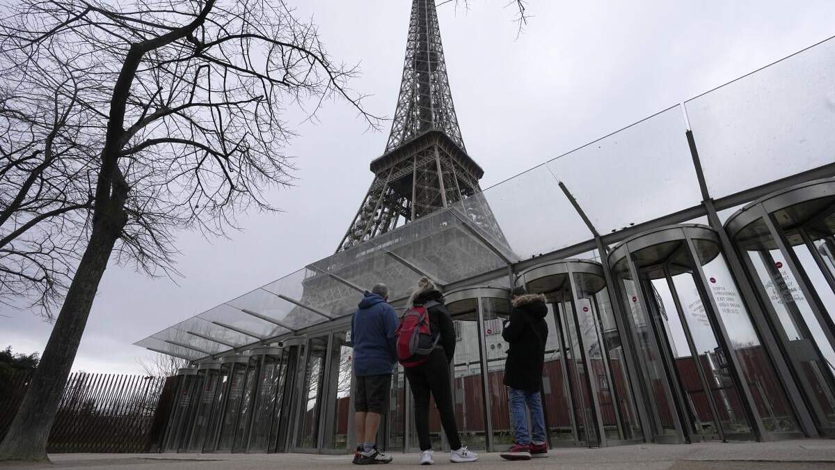 Visitantes frente las puertas cerradas de la Torre Eiffel