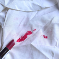 Con solo 1 cosa que seguramente tenés en casa: así podés eliminar las manchas de labial de tu ropa