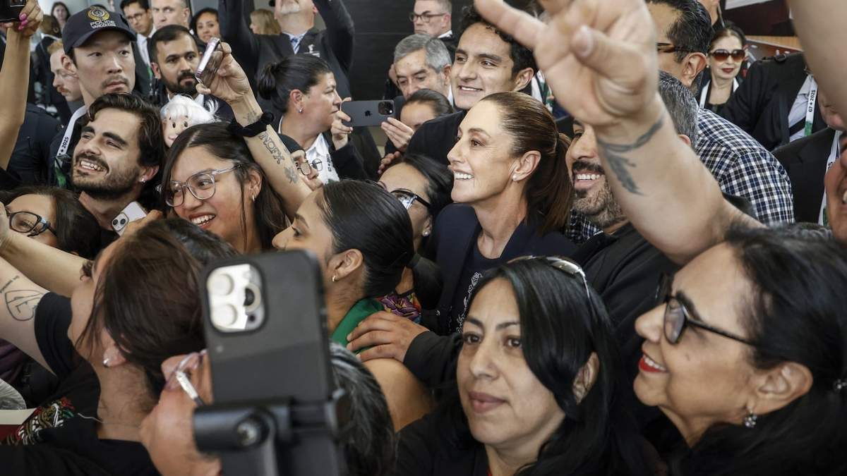 Claudia Sheinbaum, rodeada por simpatizantes tras llegar a Calgary, Alberta