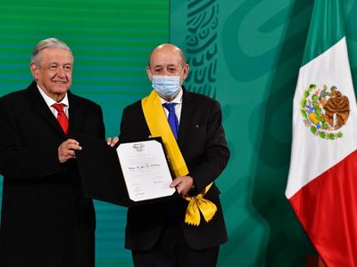 AMLO condecora con el Águila Azteca al canciller de Francia en la mañanera