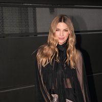 Marcela Kloosterboer brilló con un vestido off shoulder que inaugura la temporada de fiestas