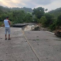Más de mil damnificados y daños en carreteras de Puebla por el huracán Otis