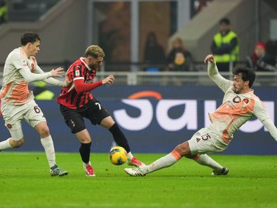 Santiago Giménez aporta asistencia en debut con el Milan para avanzar a semis de Copa Italia (Video)