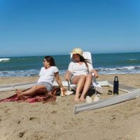 Para mantener el distanciamiento social, crean separadores para estar en la playa