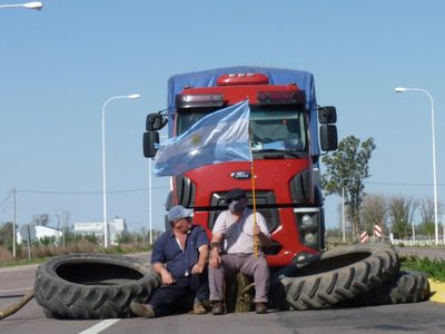 Un camión embistió contra manifestantes en San Luis