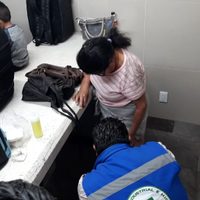Usuaria tropieza en escaleras eléctricas del Metro Pantitlán y arrastra a tres más