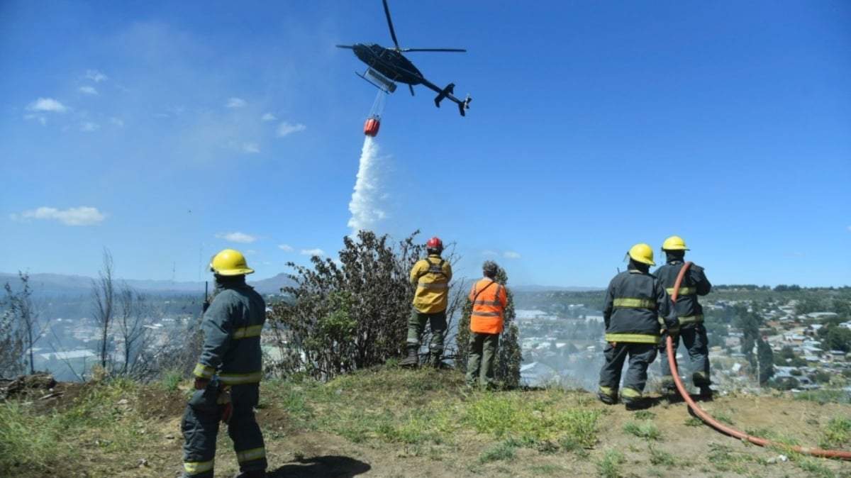 Un helicóptero hidrante tuvo que intervenir en el incendio de Barda del Ñireco, Bariloche. Fuente: (Twitter)