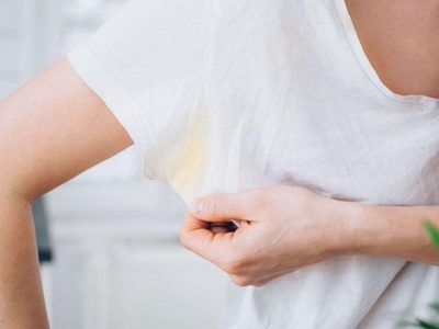 Con solo 2 ingredientes y sin gastar de más, eliminá las manchas de desodorante de tu ropa blanca