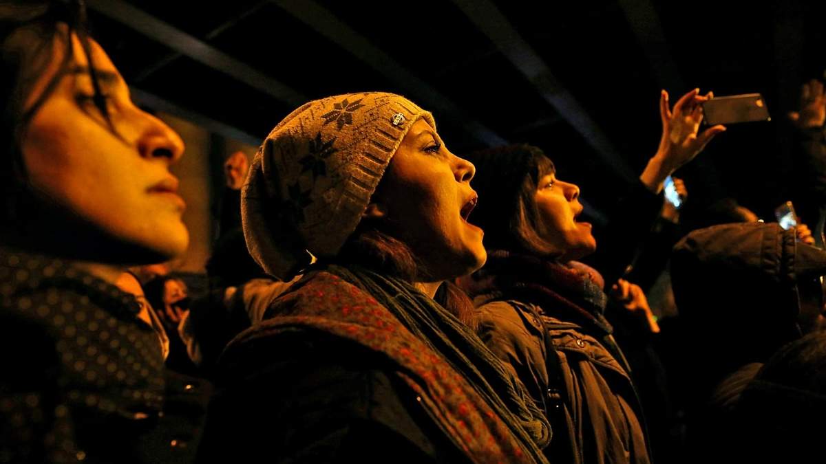 Los estudiantes de Irán se reunieron afuera de dos universidades con la intención de expresar respeto por las víctimas. Fuente: (Twitter)