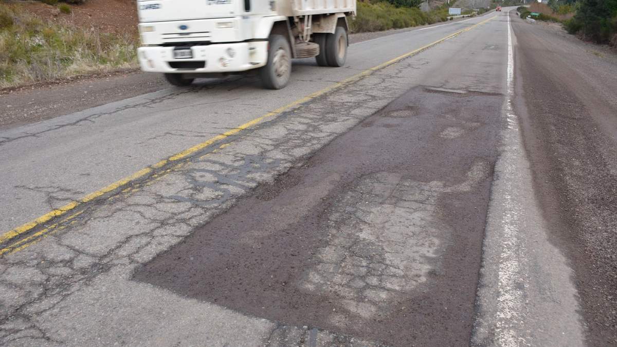 Un bache en la Ruta Nacional 40. Fuente: (Twitter)