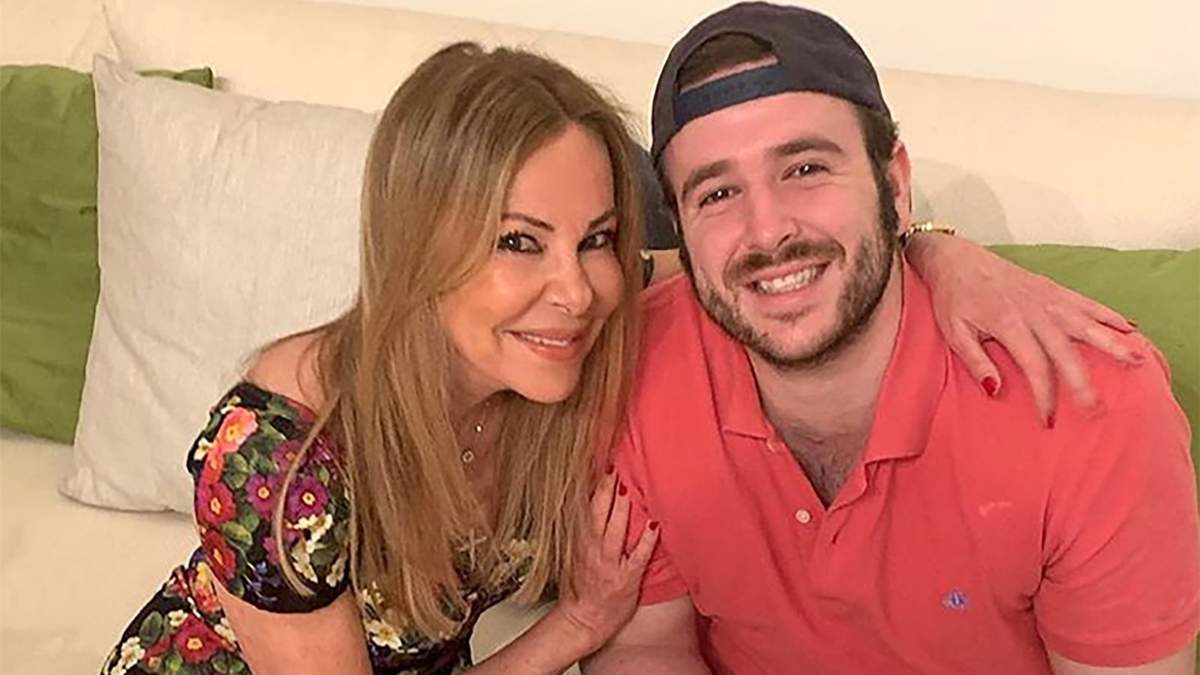 Ana Obregón y su hijo Álex. Fuente: (Twitter)