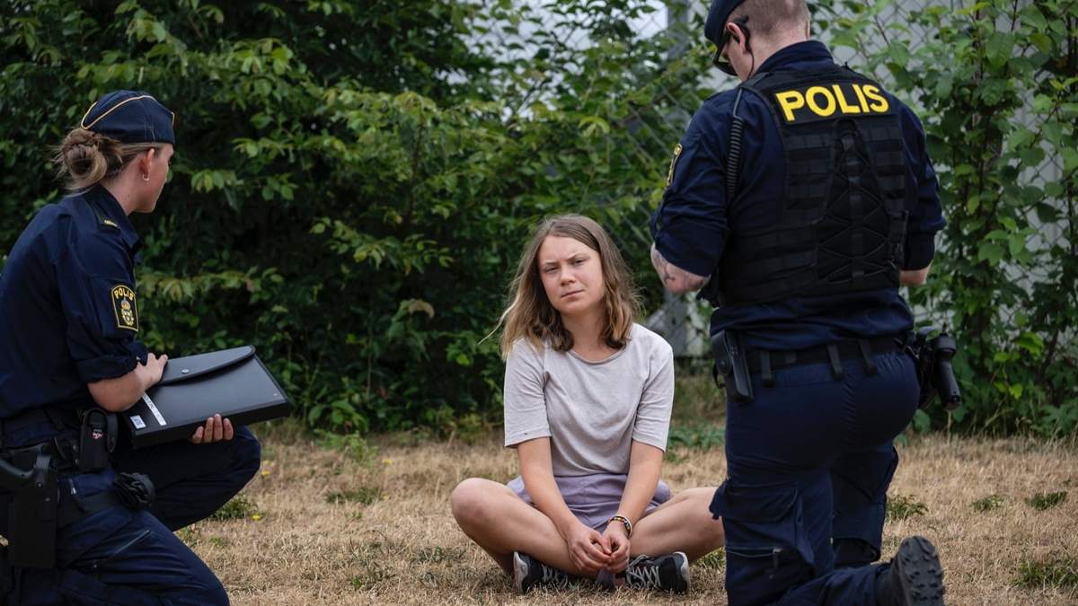 Policías hablan con Greta Thunberg en Malmö, el 19 de junio de 2023