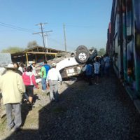 Colisiona camión de pasajeros con tren en San Juan del Río; hay nueve muertos