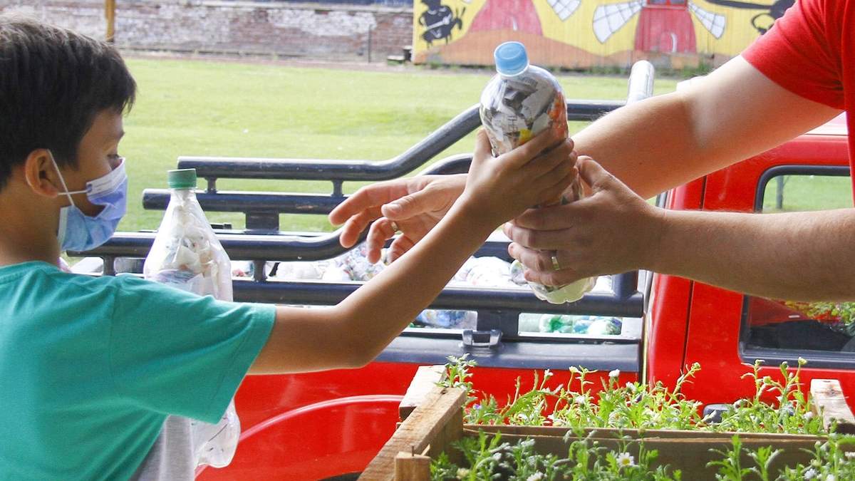 Un niño durante un ecocanje del año pasado en Zapala. Fuente: (Twitter)