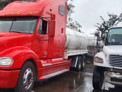 Hallan dos pipas con combustible abandonadas en Ayotlán, Jalisco