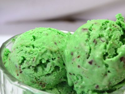 Con las plantas de menta que tenés en el jardín, hacé el helado de menta granizada más rico y cremoso