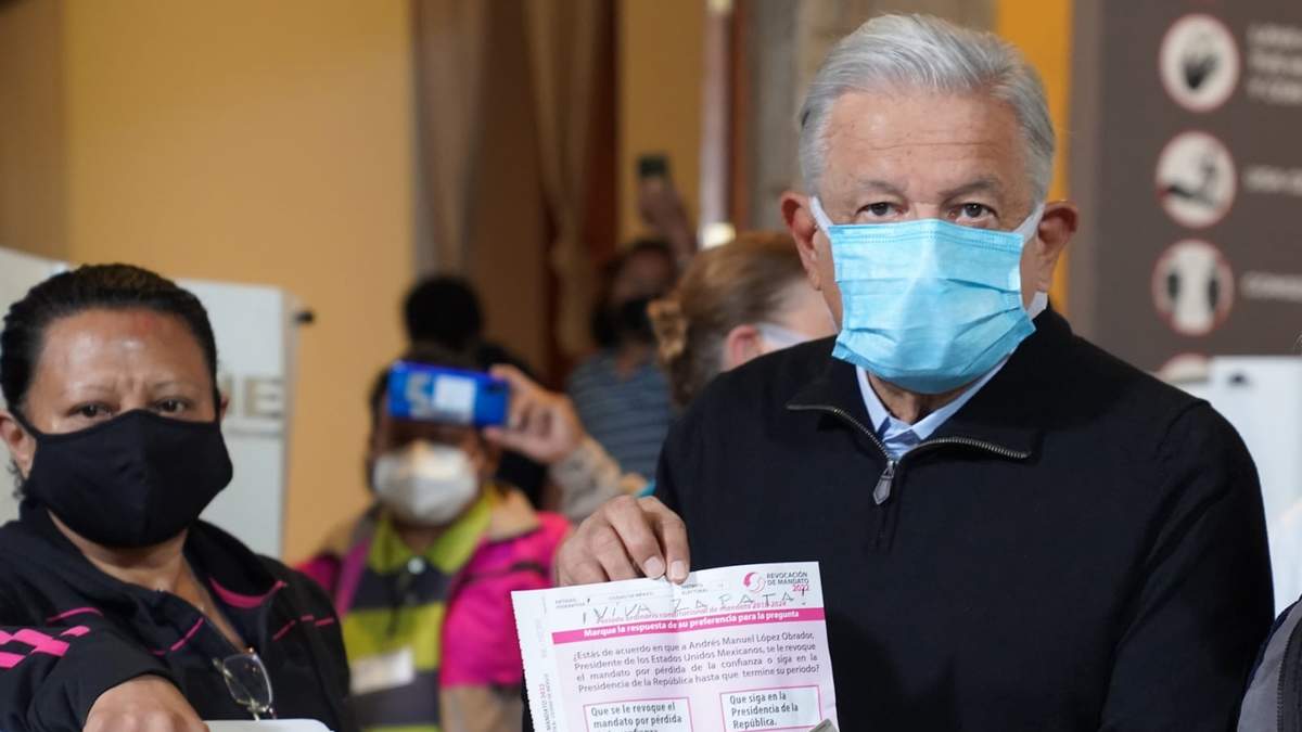 López Obrador participó en la consulta de revocación de su mandato