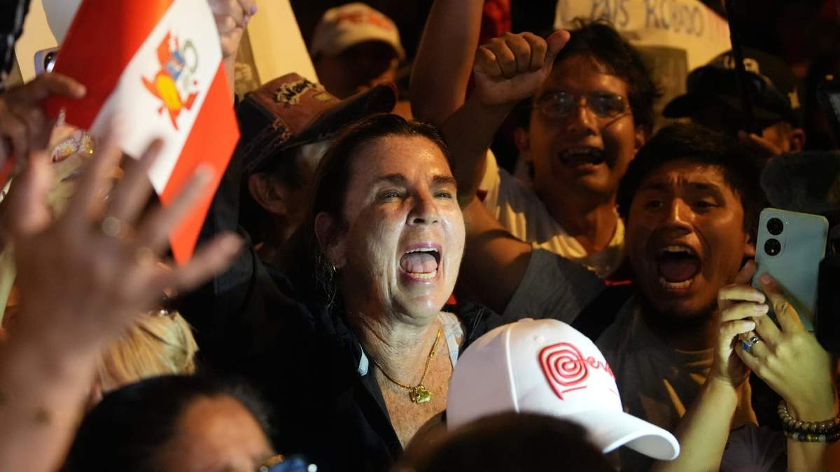 Simpatizantes asisten a un mitin de Rafael López Aliaga, candidato presidencial del partido Renovación Popular, en Lima, Perú, el martes 14 de abril de 2026