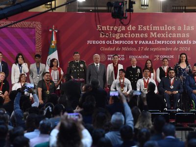 AMLO entrega estímulos económicos a deportistas que participaron en París 2024
