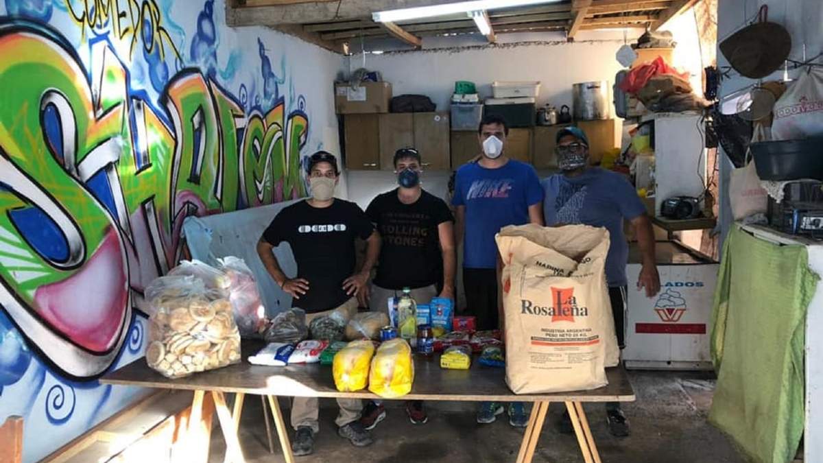 Un grupo de amigos reparte alimentos a merenderos. Fuente: (Facebook)