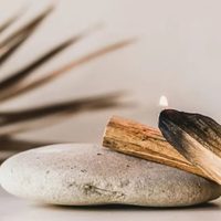 Feng Shui: cuándo encender Palo Santo en octubre para potenciar tu energía y atraer abundancia