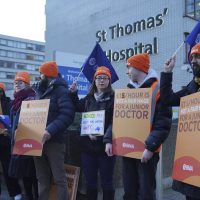 Miles de médicos inician huelga de seis días en Gran Bretaña