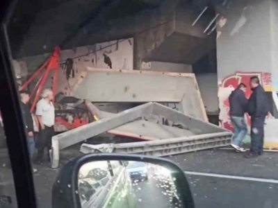 Estructura metálica cae en pleno Periférico Norte, en Tlalnepantla