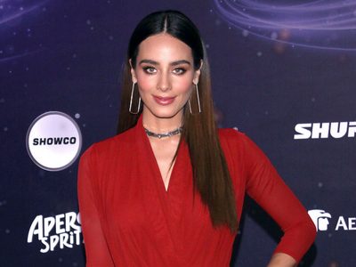 Esmeralda Pimentel desafía los estereotipos de belleza con su estilo natural