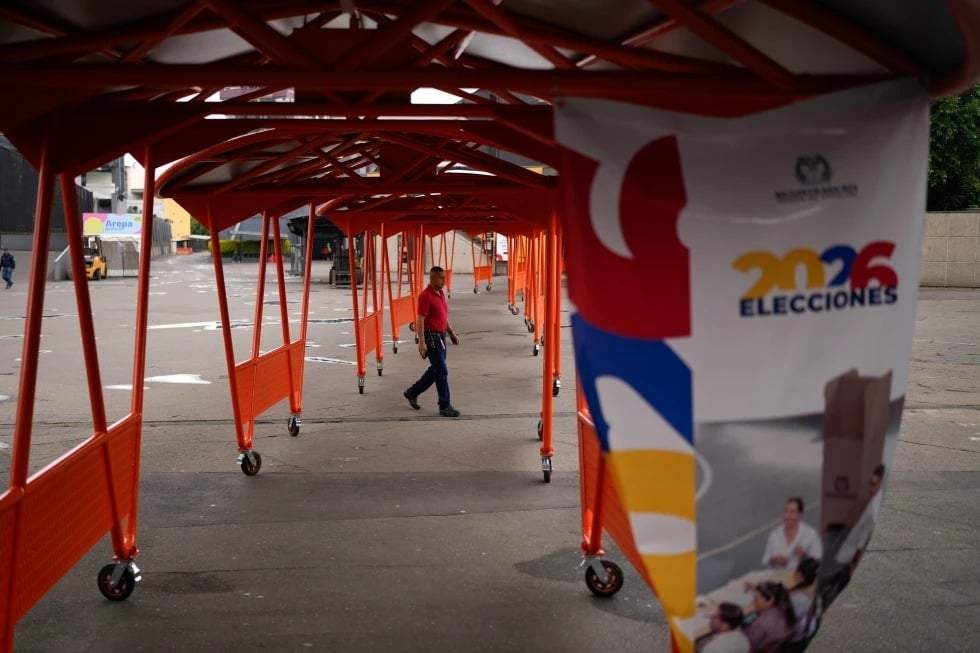 Un hombre camina por un centro de votación en preparación para las elecciones presidenciales del domingo en Bogotá, Colombia, el viernes 29 de mayo de 2026.