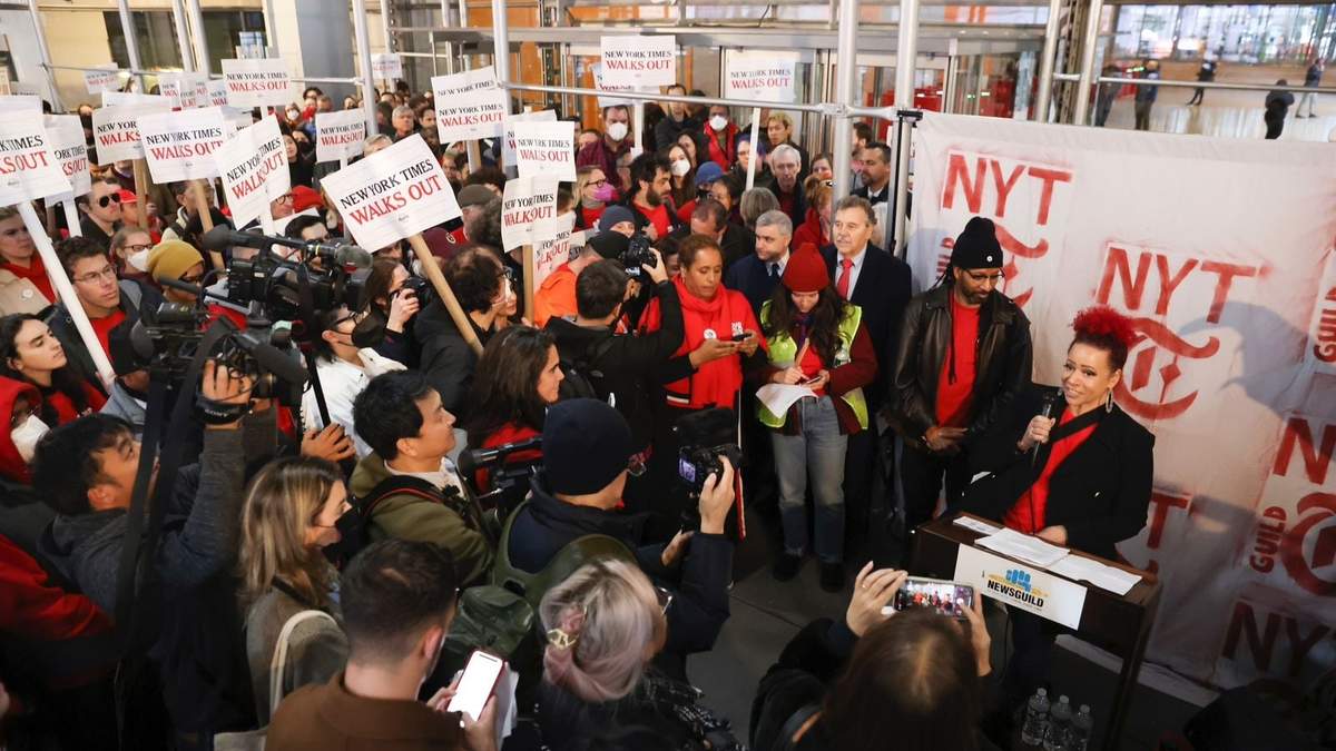 La reportera del New York Times, Nikole Hannah-Jones, habla frente a la oficina del diario.