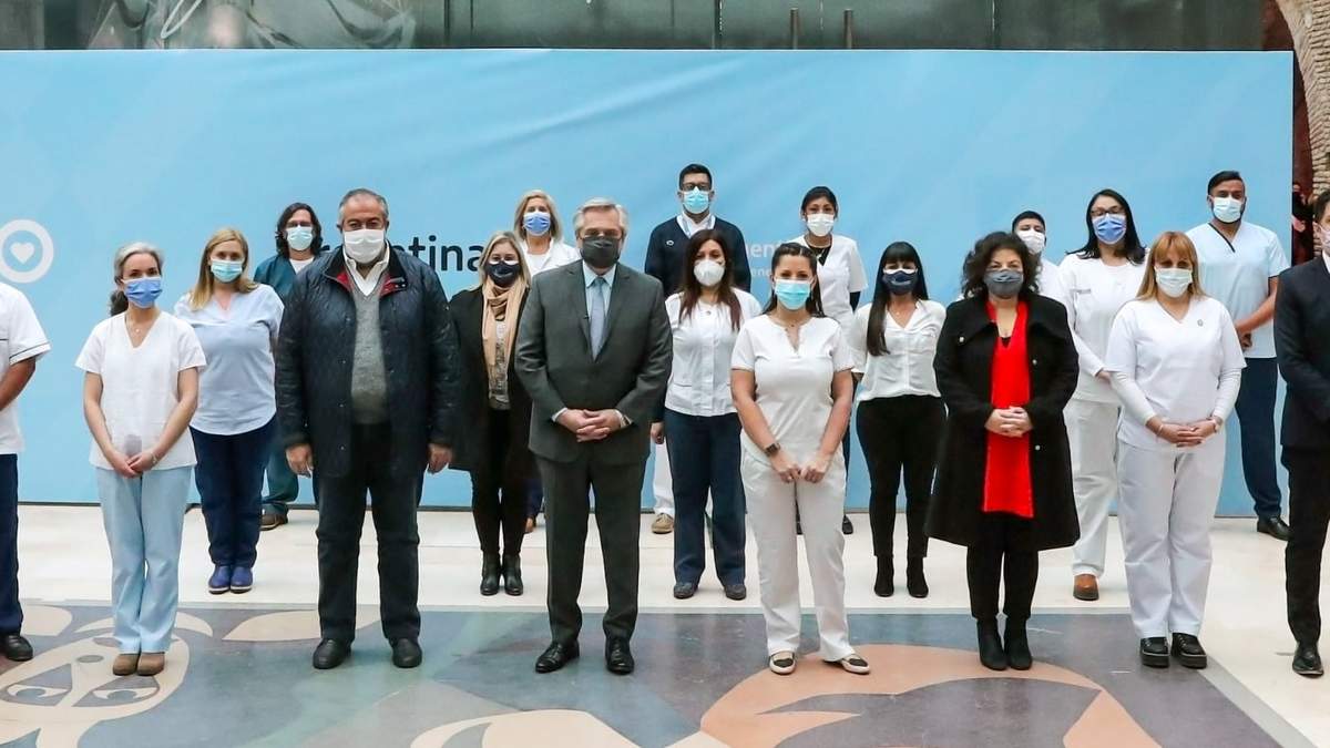 El presidente de Argentina, Alberto Fernández, acompañado por personal sanitario
