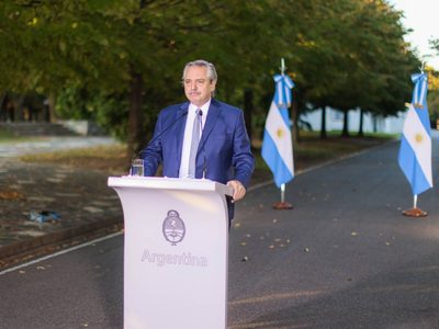 Argentina anuncia nuevas medidas para frenar segunda ola de covid-19; habrá toque de queda