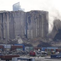 En el segundo aniversario de la explosión, colapsan silos dañados en el puerto de Beirut