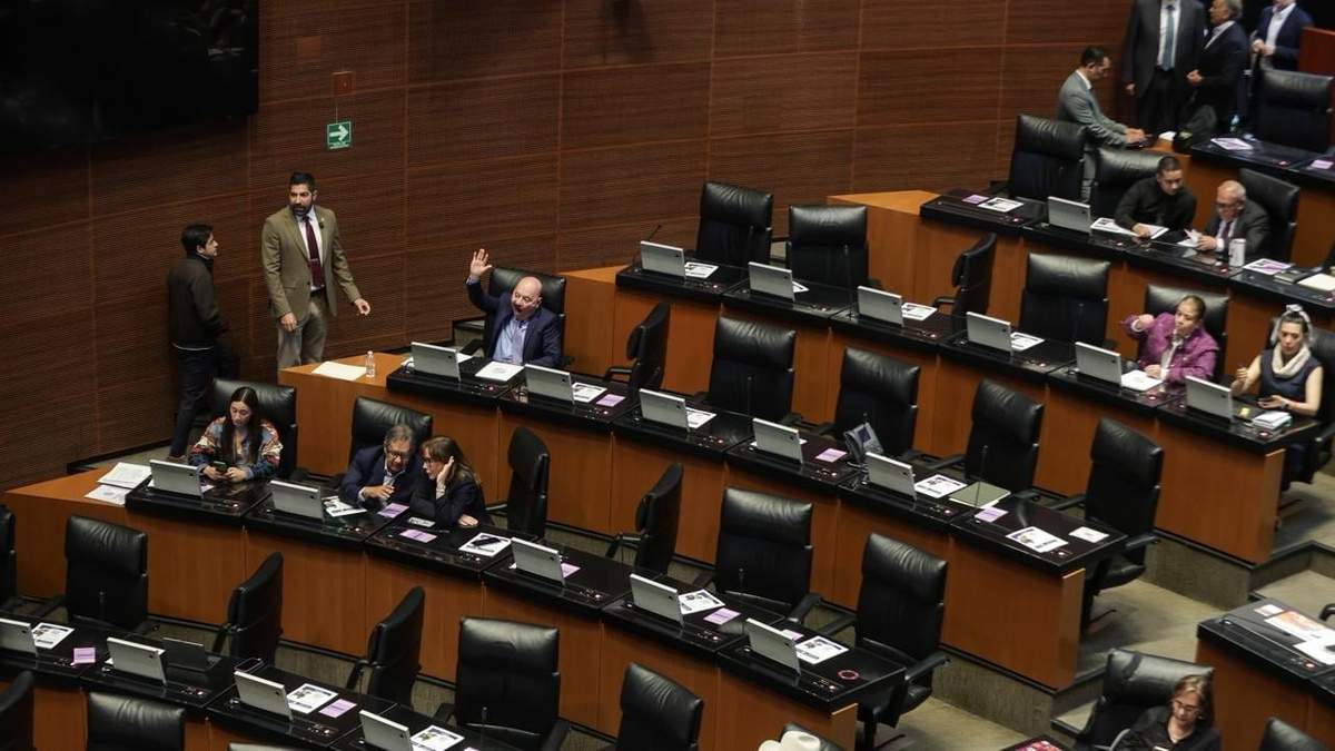 Senadores de Morena durante votación en el Pleno, este martes 7 de abril de 2026